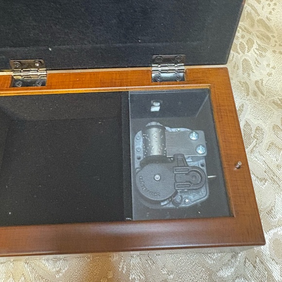 Religious Keepsake Music Box - Picture 5 of 8